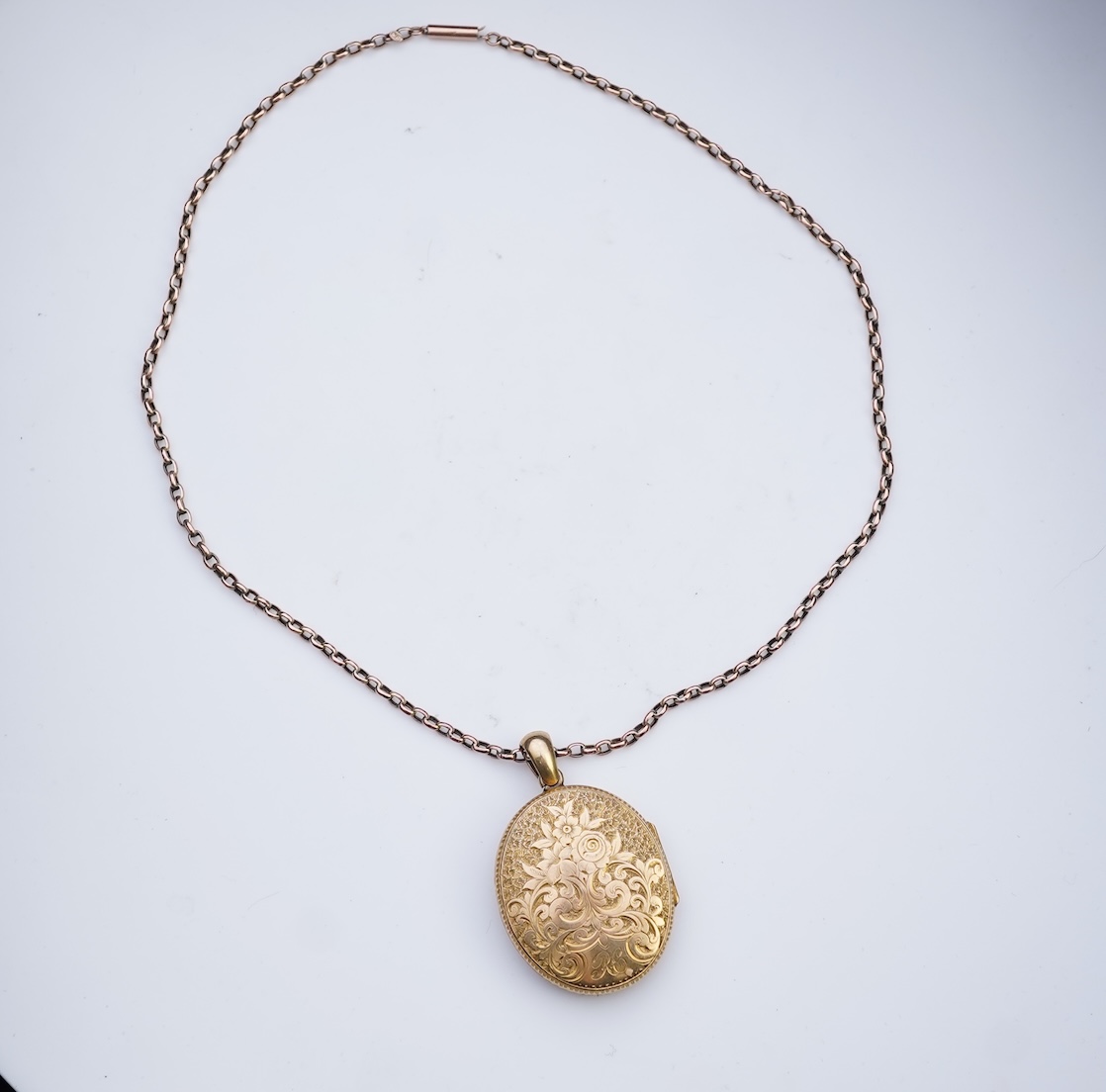 A gold locket and chain, late 19th century